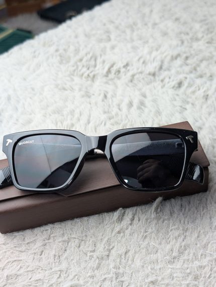 MUOSCUT Glossy Black Rectangular Sunglasses with "T" Accents